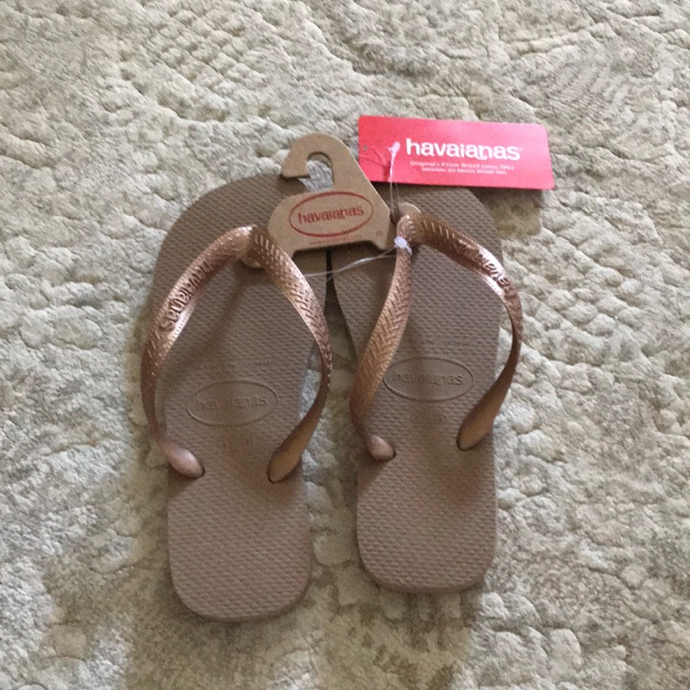 NWT Havaianas flip flops in metallic gold